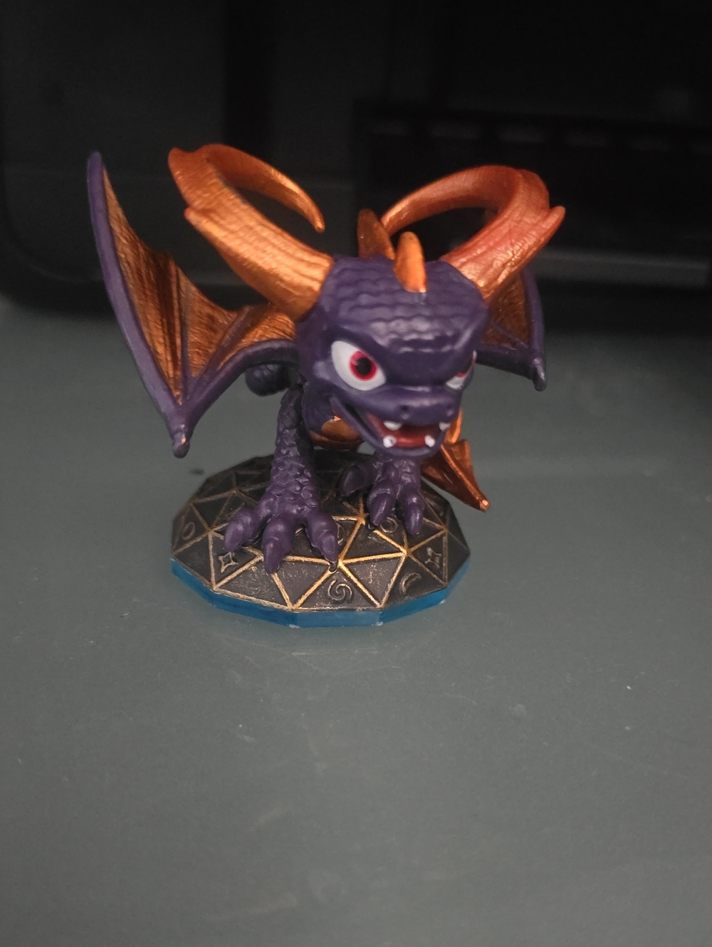 Legendary Spyro Skylanders: Spyro's Adventure (Gold/Dark Navy Variant)